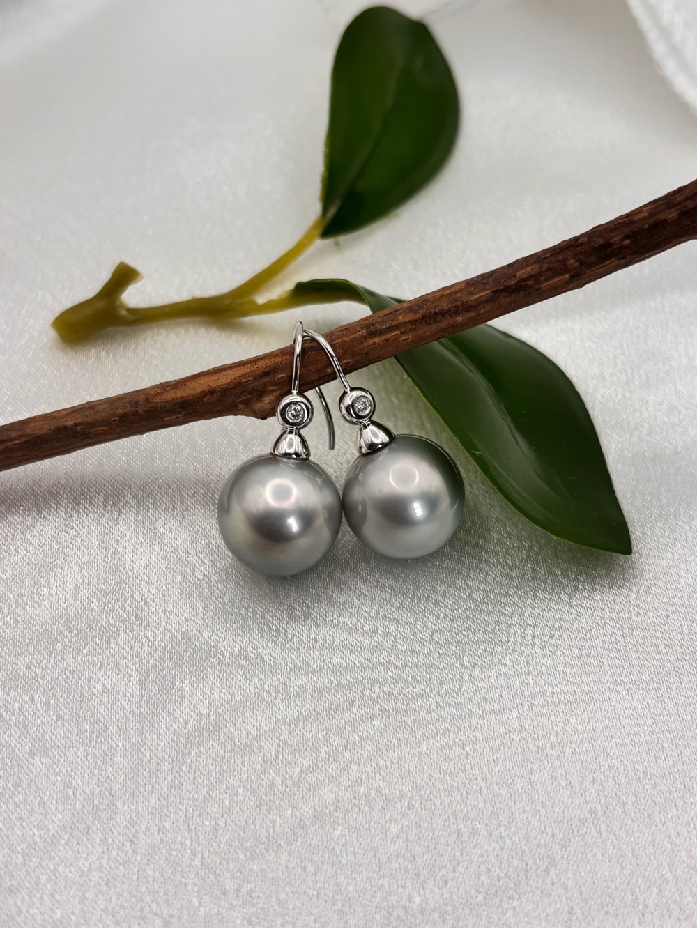 Tahitian Pearl & Diamond Drop Earrings 585 White Gold - Picture 2 of 5